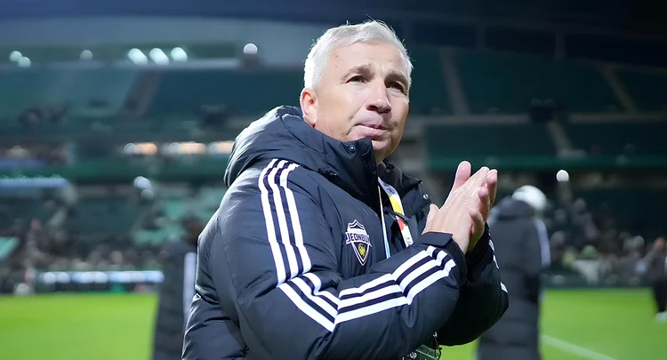 Dan Petrescu a înghețat la meciul cu Daejeon. Foto Facebook 