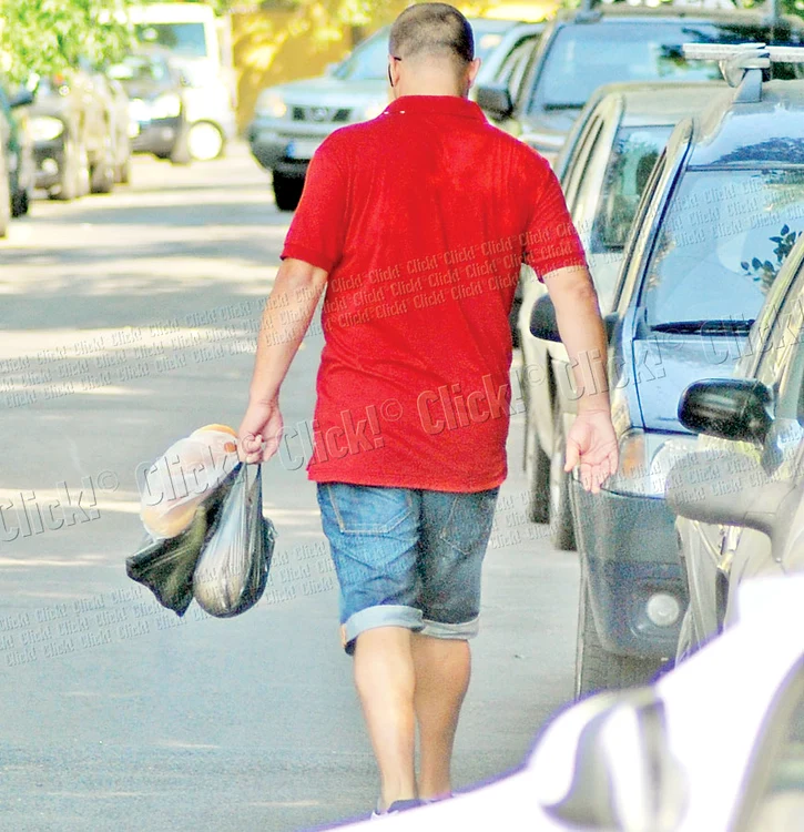 Blejnar s-a întors  de la cumpărături  cu trei plase pline