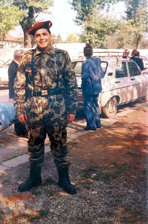 Cove, în 1996, într-o unitate militară de paraşutişti, din Caracal