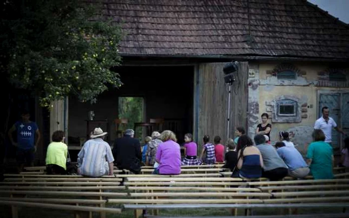 Piesele de teatru se joacă în şurile sătenilor FOTO echipa de proiect