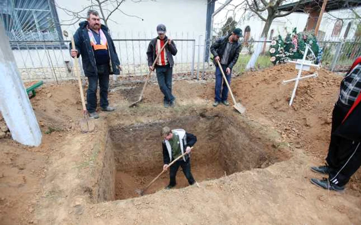 În cimitirul din sat sunt săpate șapte gropi