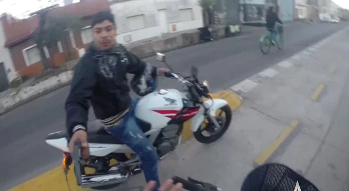 
    Tâlharul a încercat să sustragă ghiozdanul tânăruluiFoto Captură  