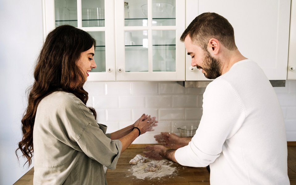 Sfaturile românilor pentru o mamă care se plânge că soțul nu o ajută: „Treburile casnice nu dispar odată cu apusul soarelui”