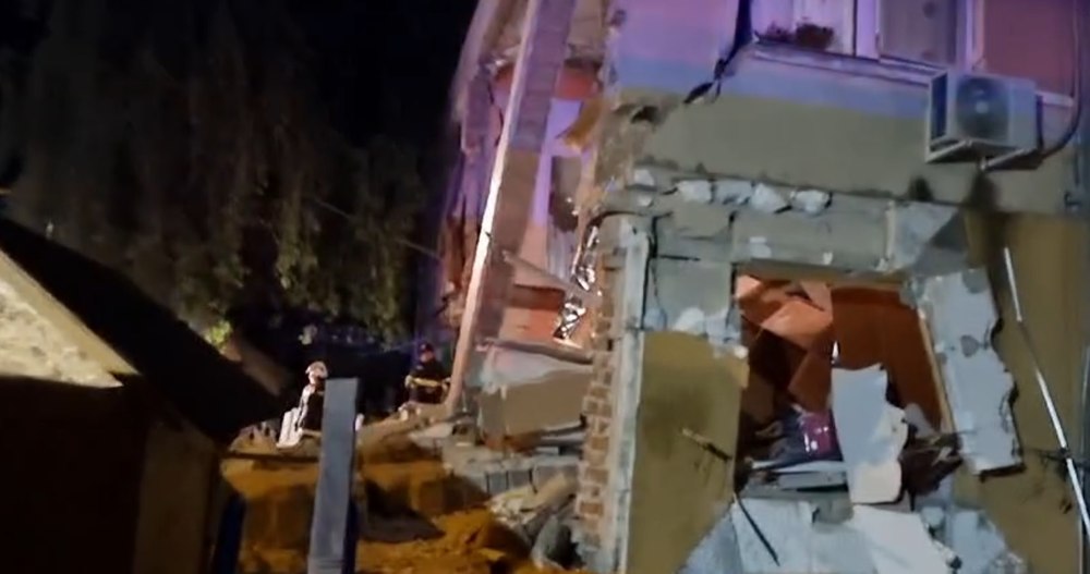 O explozie într-un bloc din municipiul Craiova a dus la prăbușirea unei părți din etaj, 50 de persoane au fost evacuate | VIDEO