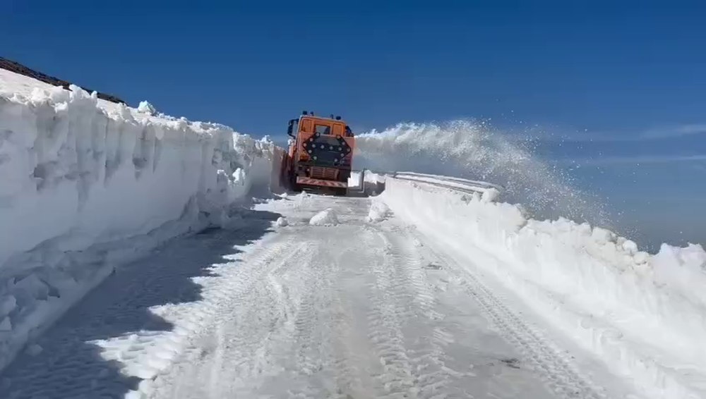 Imagini incredibile cu deszăpezirea celui mai înalt drum din România. Când s-ar putea circula pe toată șoseaua VIDEO