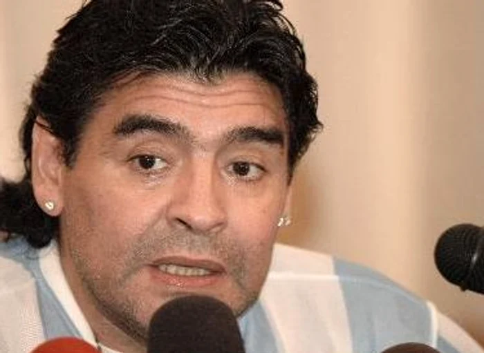 
    Maradona este considerat un antrenor neexperimentat  