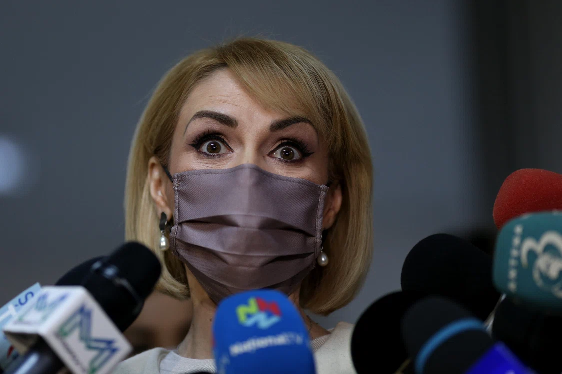 
    Gabriela Firea a renunțat la culorile tari pe care le-a purtat la alegerile localefoto: Facebook  