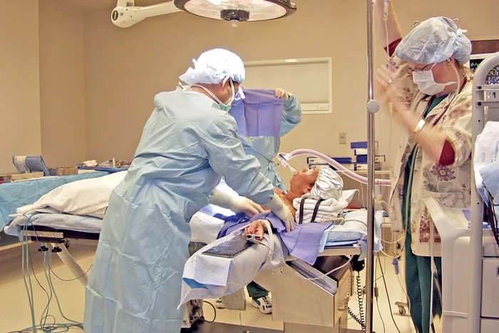 
    Scandalul a izbucnit în blocul operator  