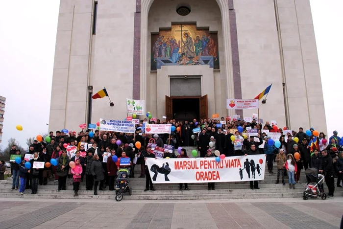 Participantii la Marsul pentru Viata s-au oprit in fata Catedralei Ortodoxe pentru a spune o rugaciunea Foto-Claudia Bonchis