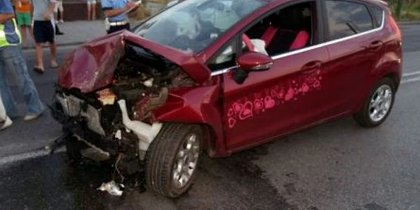 Tânăra nu a acordat prioritate de trecere şi a provocat un accident în lanţ 