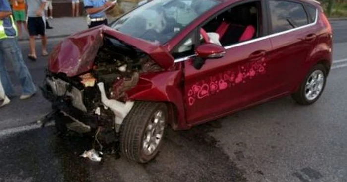 Tânăra nu a acordat prioritate de trecere şi a provocat un accident în lanţ 