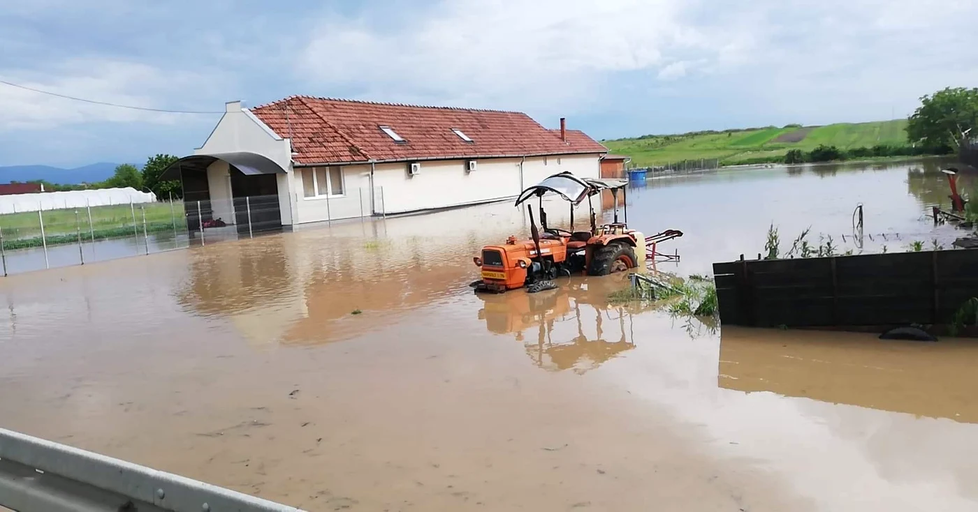 
    Inundaţiile au măturat localităţile din Varsolt şi Herecleanfoto: captura Facebook Grosos Dan   