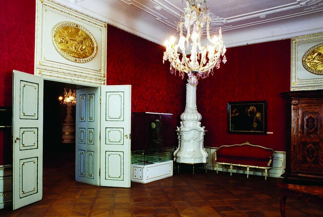 Sufragerie din Palatul Brukenthal, cu mobilă și candelabru originale (© Getty Images)