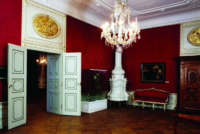 Sufragerie din Palatul Brukenthal, cu mobilă și candelabru originale (© Getty Images)