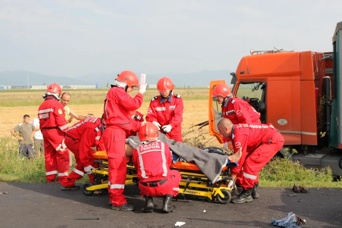 Victima a fost transportată de urgenţă la spital 
