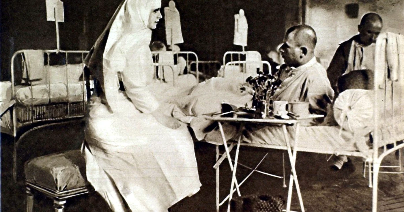 Regina Maria a vizitat răniţii de pe front. FOTO: Getty