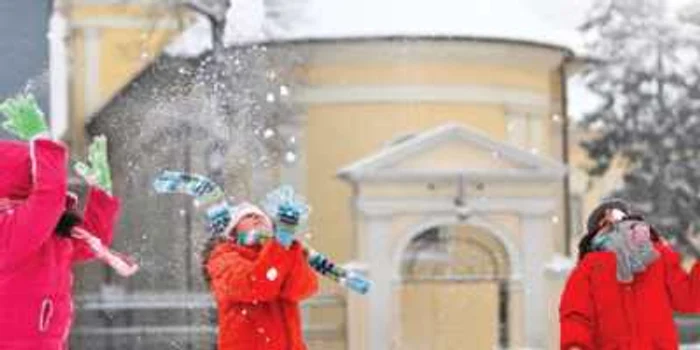 În centrul Timişoarei, cei mici au sărbătorit prima ninsoare adevărată din această iarnă