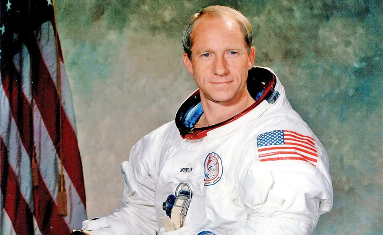 
    Al Worden în 1971, când a pilotat modulul lunar al misiunii Apollo 15  