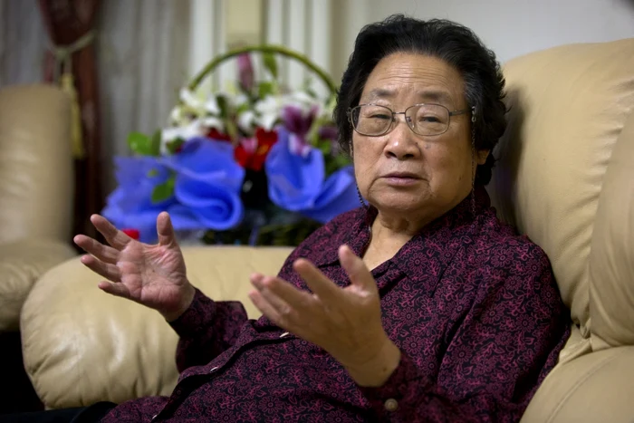 To Youyou, alături de profesorul ei Lou Zhicen (foto stânga), în 1951Foto: Wikipedia