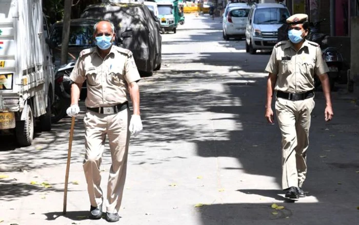 Poliţişti indieni veghind la respectarea măsurilor anti-coronavirus FOTO EPA-EFE