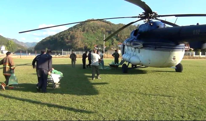 Un elicopter a ajutat la stingerea focului care a cuprins Muntele Cozia