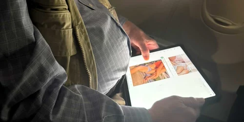 Politician american, surprins în avion privind conținut controversat foto x Dear White Staffers jpg