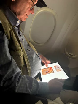 Brad Sherman, surprins în avion privind conținut controversat FOTO: X/ @dearwhitestaff 