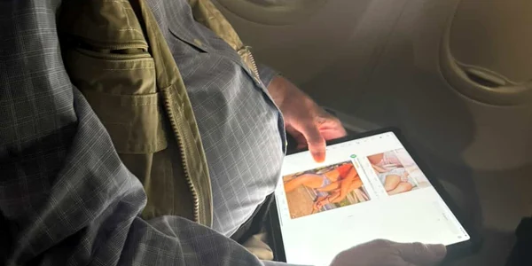 Politician american, surprins în avion privind conținut controversat foto x Dear White Staffers jpg