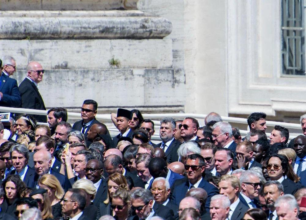 Marcel Ciolacu (în plan îndepărtat), la funeraliile papei FOTO: Facebook/Marcel Ciolacu