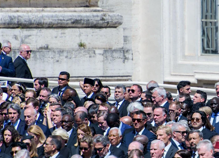 Marcel Ciolacu (în plan îndepărtat), la funeraliile papei FOTO: Facebook/Marcel Ciolacu