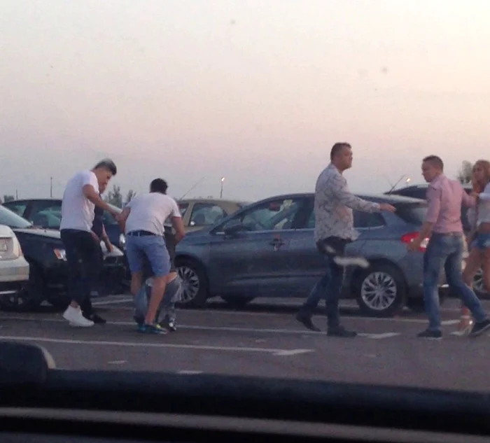 Avocatul a intervenit iniţial pentru a îi despărţi pe cei doi, dar a ajuns să se bată şi el