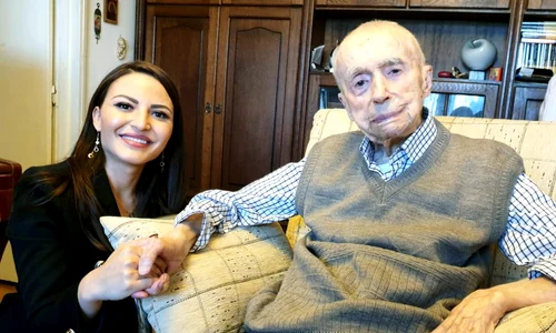 Alexandra Dobre, directorul CSMB, alături de Dumitru Comănescu, când i a oferit premiul în cadrul proiectului ”Vieți Centenare” jpeg