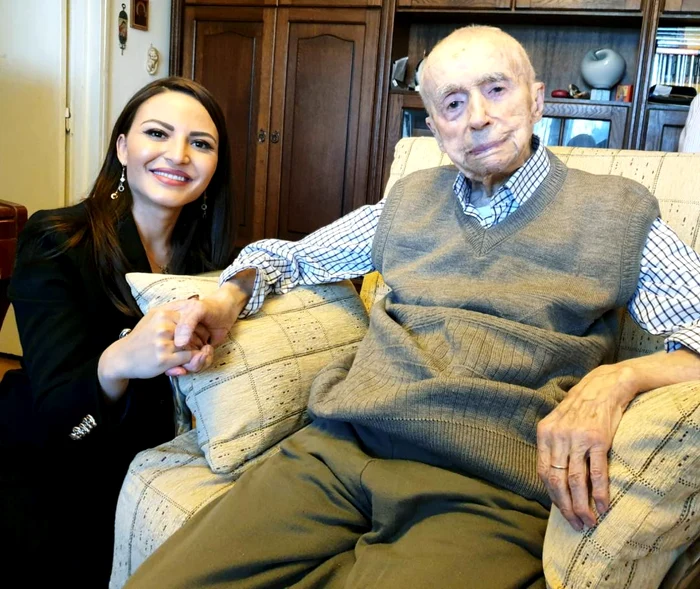 Alexandra Dobre, directorul CSMB, alături de Dumitru Comănescu, când i-a oferit premiul în cadrul proiectului ”Vieți Centenare”