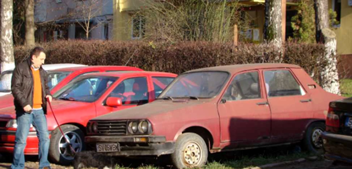 O Dacie „mâncată“ de rugină a fost uitată de proprietar în parcare