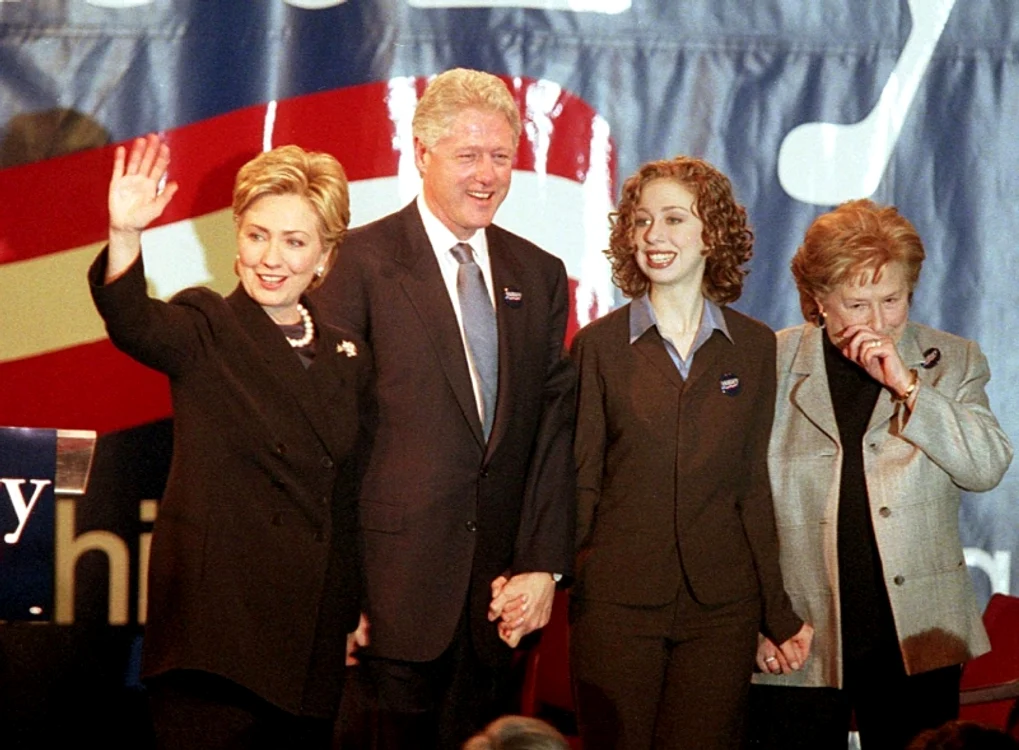 Bill Clinton şi fiica sa, Chelsea, au susţinut-o pe Hillary Clinton în campania pentru Senat a acesteia, în iunie 2000