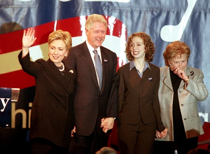 Bill Clinton şi fiica sa, Chelsea, au susţinut-o pe Hillary Clinton în campania pentru Senat a acesteia, în iunie 2000