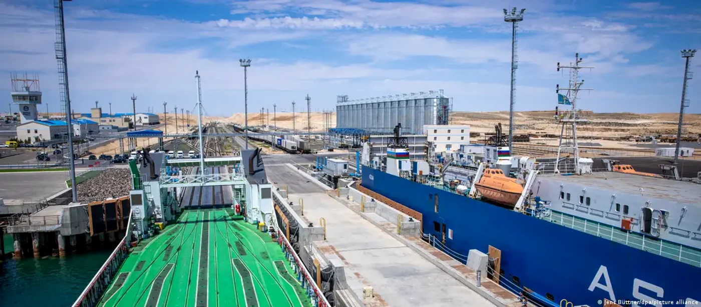 Vagoane de marfă încărcate cu containere sunt urcate pe un feribot în Portul Kuryk din Kazahstan
