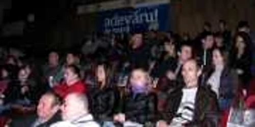 Botoşani: Tinerii au venit aseară să îl vadă pe Ceauşescu la Unirea 