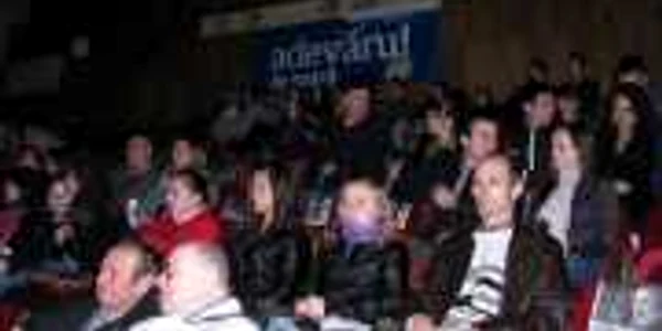 Botoşani: Tinerii au venit aseară să îl vadă pe Ceauşescu la Unirea 