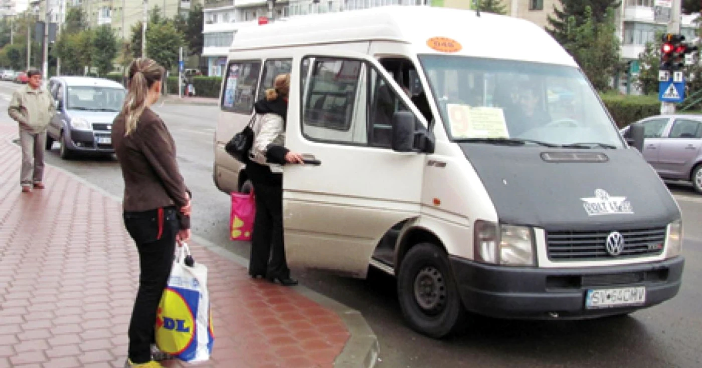 Sucevenii reclamă condiţiile oferite în microbuzele societăţii de transport