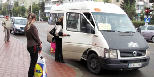 Sucevenii reclamă condiţiile oferite în microbuzele societăţii de transport