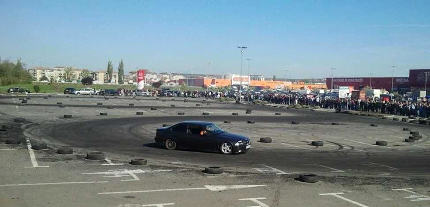 Demonstraţii spectaculoase cu maşini vor putea fi admirate la Ploieşti. FOTO Adevărul
