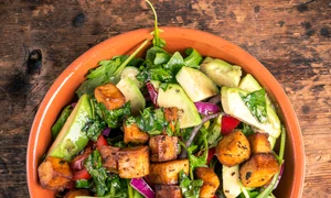 salata tofu prăjit post shutterstock 2044088477 (1) jpg