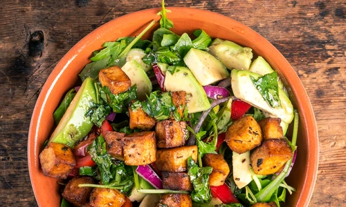 salata tofu prăjit post shutterstock 2044088477 (1) jpg