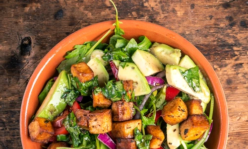 salata tofu prăjit post shutterstock 2044088477 (1) jpg