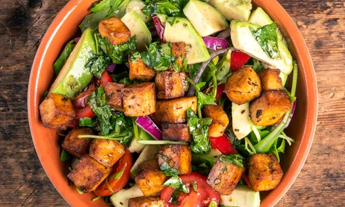 salata tofu prăjit post shutterstock 2044088477 (1) jpg
