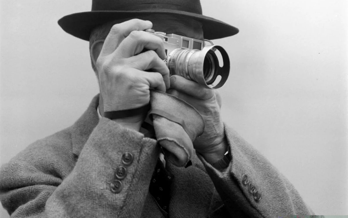N-o să-ţi facă poze fix Henri Cartier Bresson, dar un fotograf tot e mai bun decât un amator.