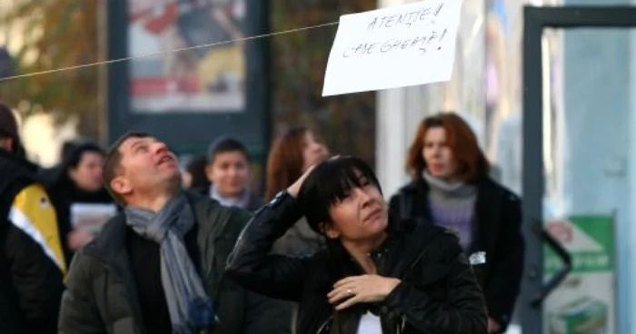 Gheaţa era cât pe ce să le cadă oamenilor în cap