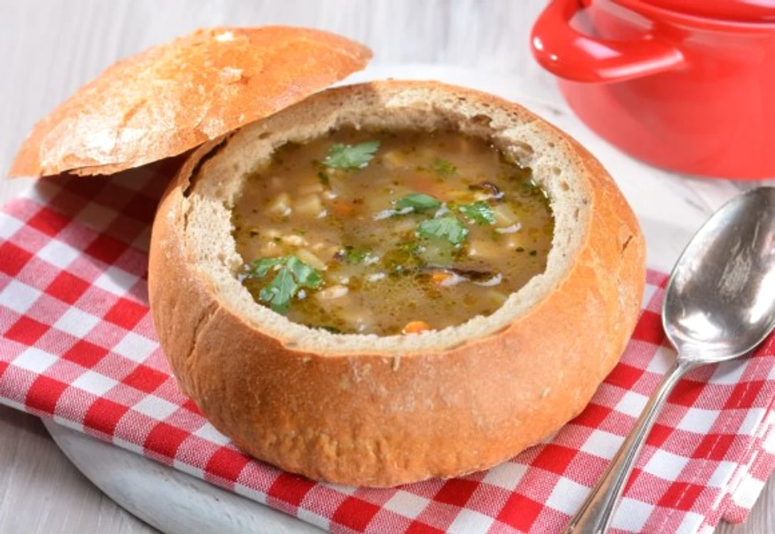 Cum temperaturile au mai scazut in ultimele zile, iti recomandam o ciorba de fasole in paineclickpoftabuna.ro