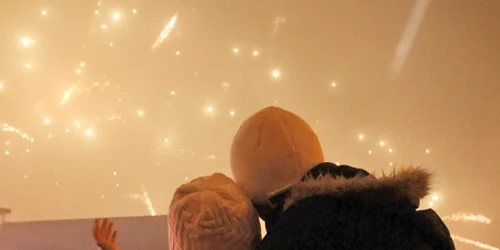 Un cuplu de îndrăgostiţi au urmărit nemulţumiţi focul de artificii stricat de ceaţă